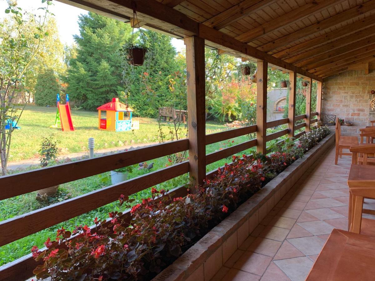 Hostal Domacinstvo Bakic Irig Exterior foto