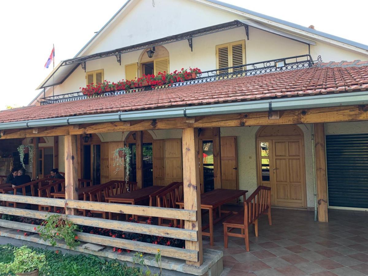 Hostal Domacinstvo Bakic Irig Exterior foto
