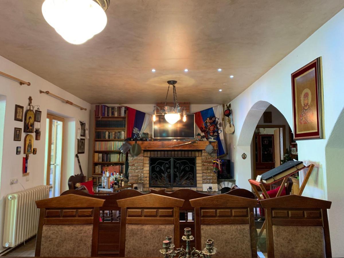 Hostal Domacinstvo Bakic Irig Exterior foto