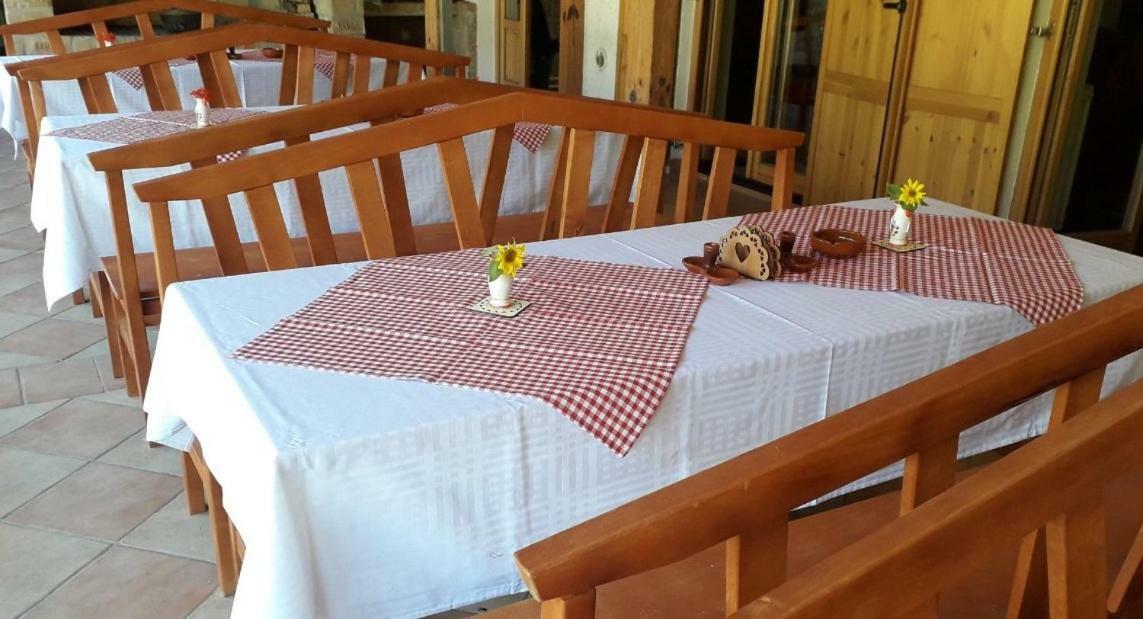 Hostal Domacinstvo Bakic Irig Exterior foto