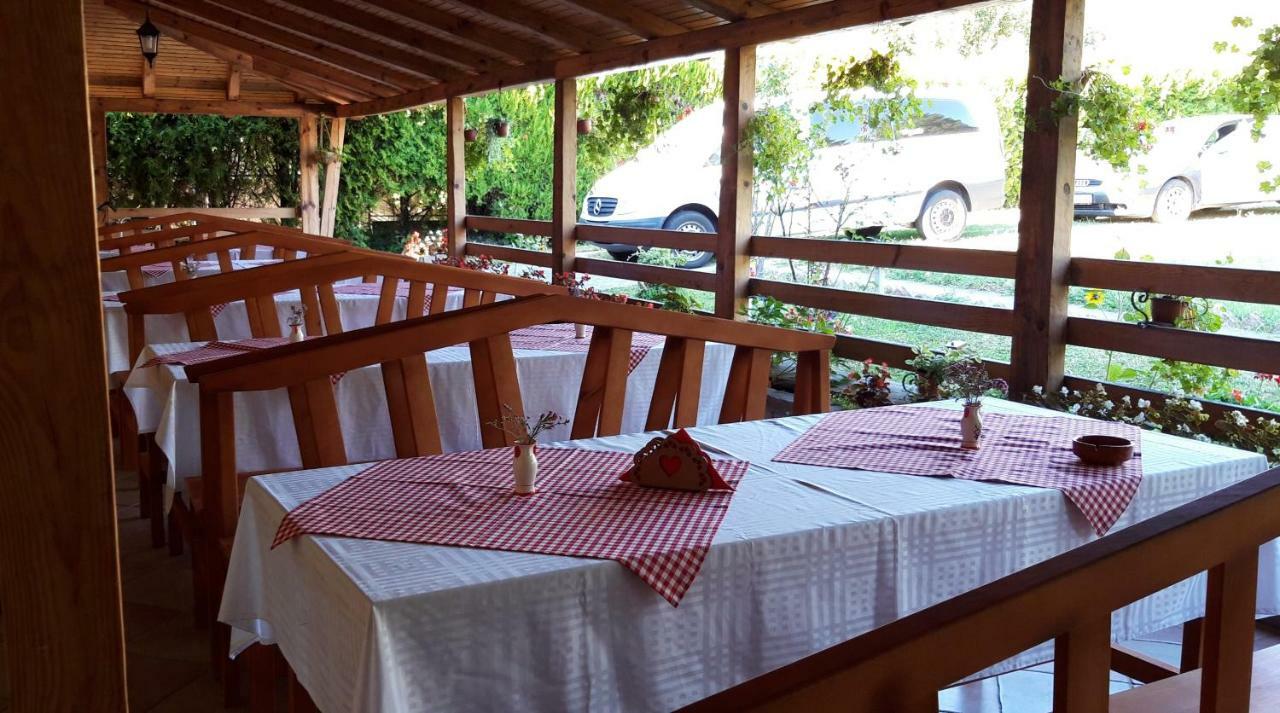 Hostal Domacinstvo Bakic Irig Exterior foto