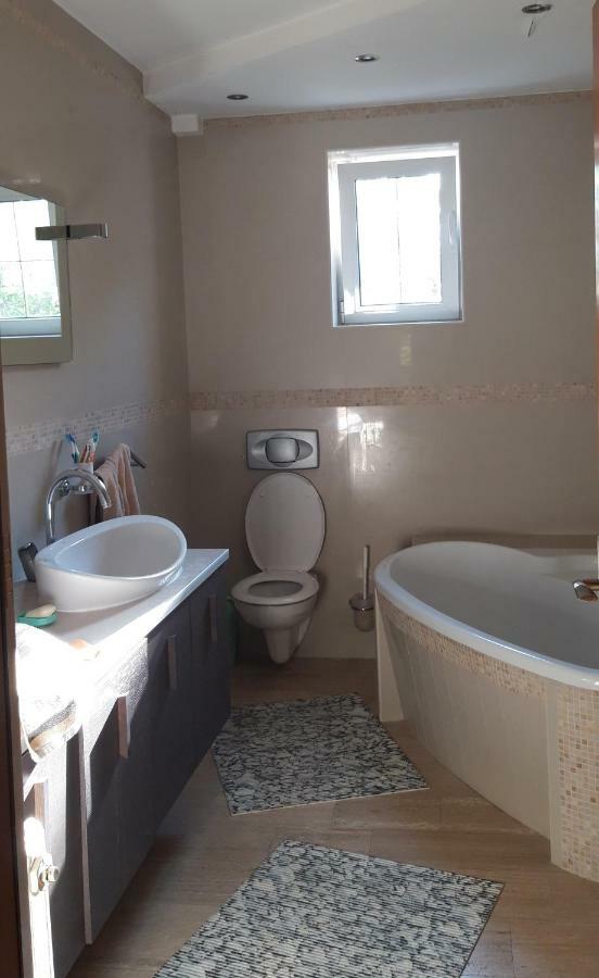 Hostal Domacinstvo Bakic Irig Exterior foto